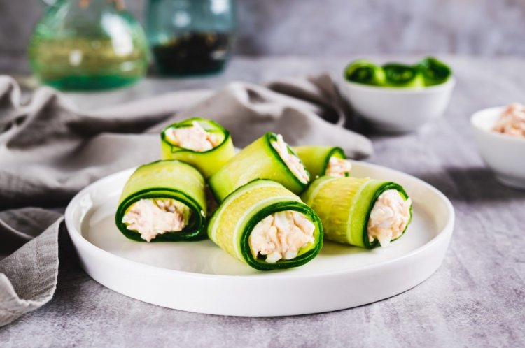 Рулетики из огурцов с крабовыми палочками