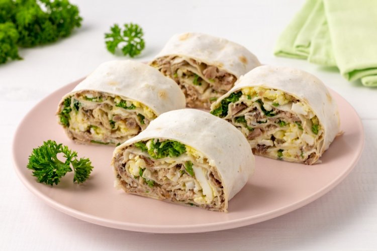 Рулет в лаваше с курицей и сливочным сыром