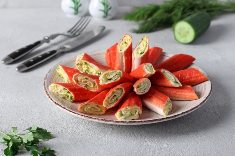 Рулетики из крабовых палочек с творожным сыром