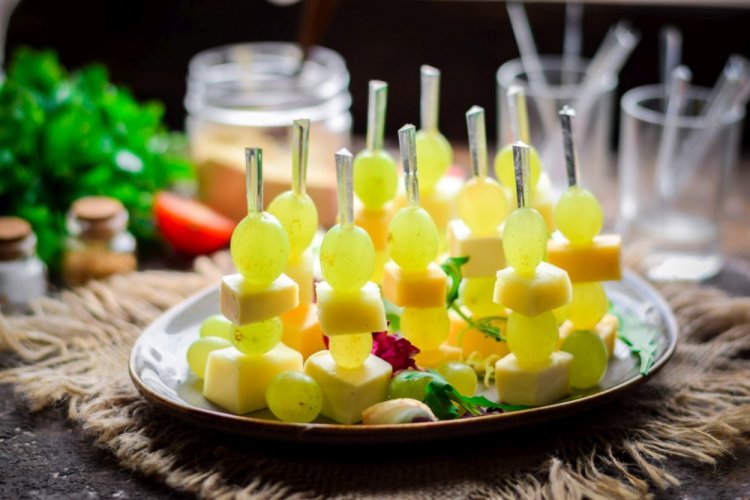 Канапе с виноградом и сыром