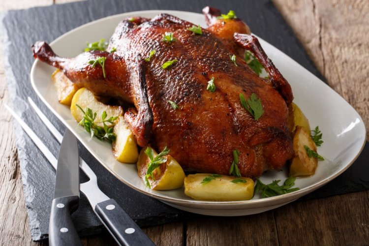 Запеченный гусь с яблоками