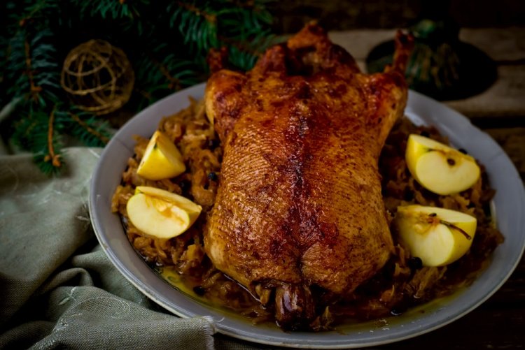 Запеченный гусь с квашеной капустой