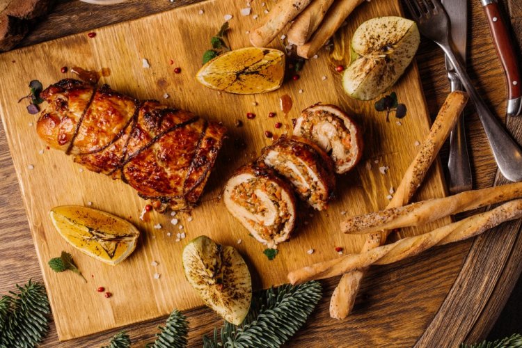 Рулет из индейки с морковью и сыром