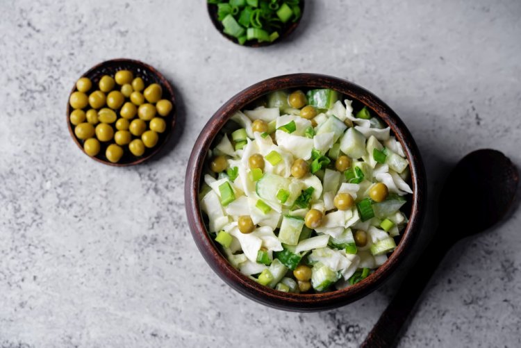 Салат с капустой, огурцами и зеленым горошком