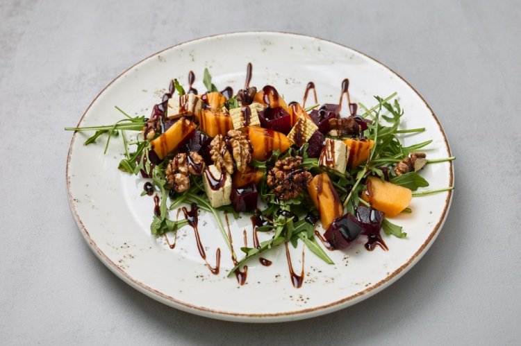 Новогодний салат с курицей, свеклой и хурмой