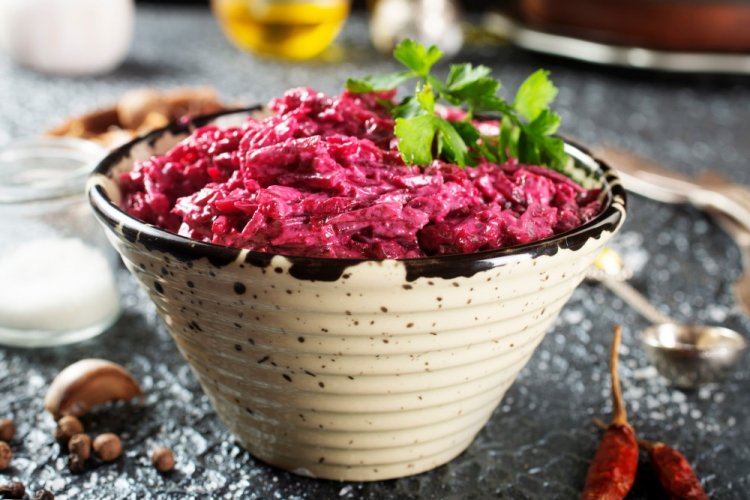 Розовый новогодний салат для детей