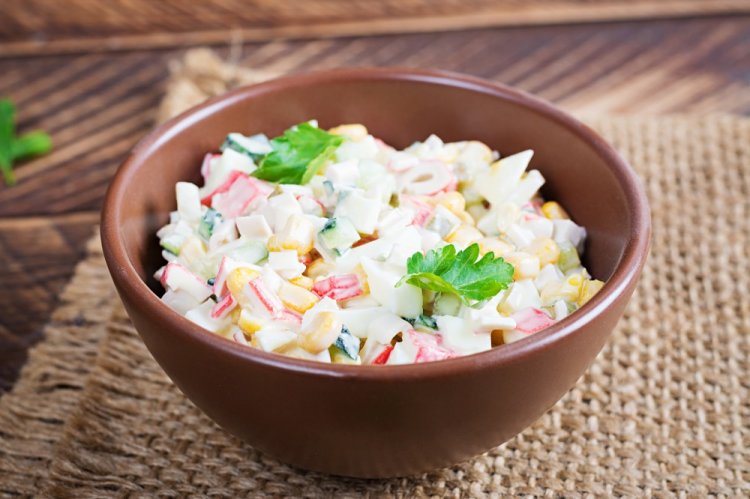 Салат с крабовыми палочками и огурцами