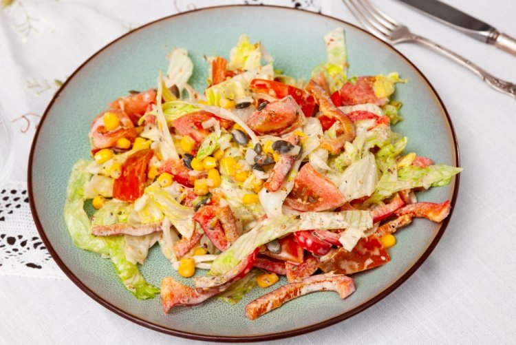 Салат с капустой, помидорами и кукурузой
