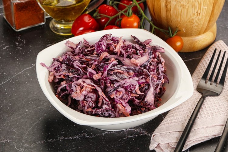 Салат с фиолетовой капустой, морковью и яблоками