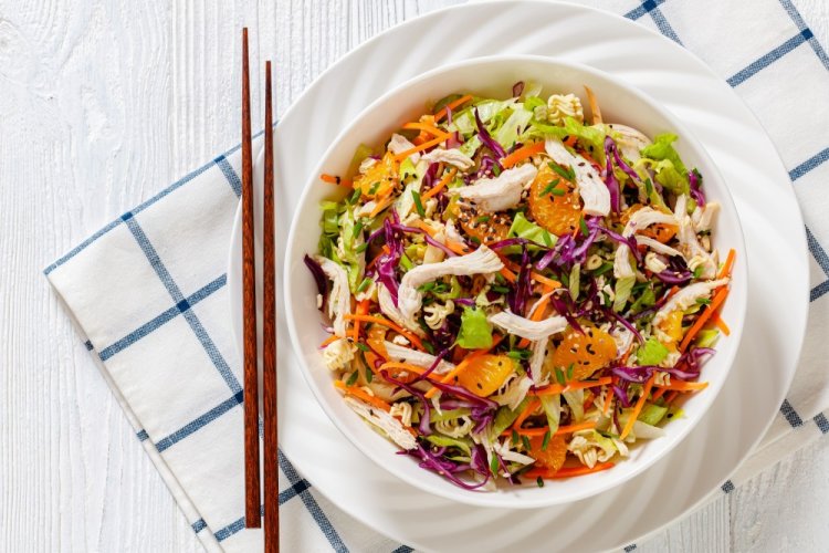 Салат с курицей, пекинской капустой и апельсинами