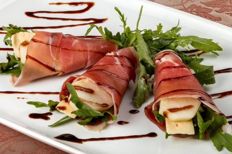 Рулетики с хамоном, коньячной грушей и козьим сыром