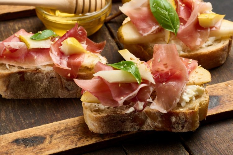 Брускетты с хамоном, грушей и горгонзолой