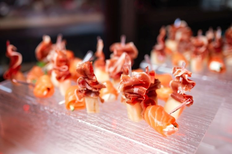 Канапе с хамоном и маринованными грибами