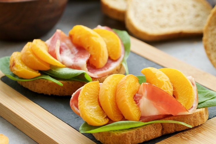 Канапе с хамоном и мандаринами