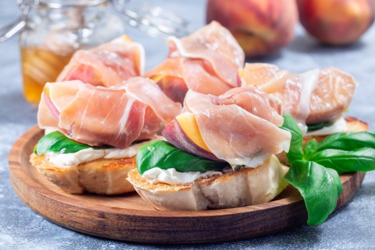 Брускетты с хамоном и персиками