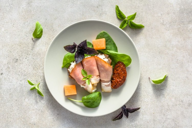 Рулетики из хамона со сливочным сыром