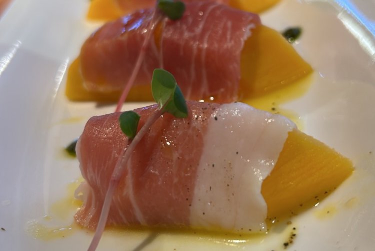 Рулетики с хамоном и манго