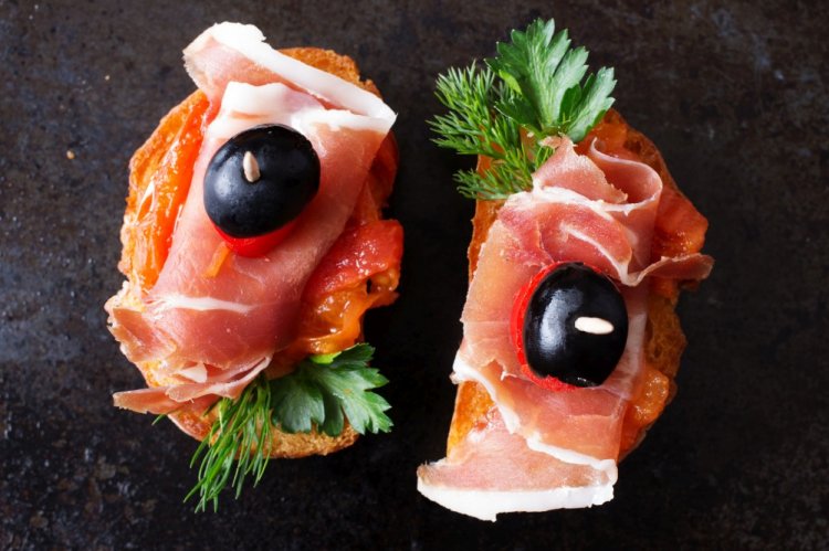 Канапе с хамоном и сыром Дор Блю