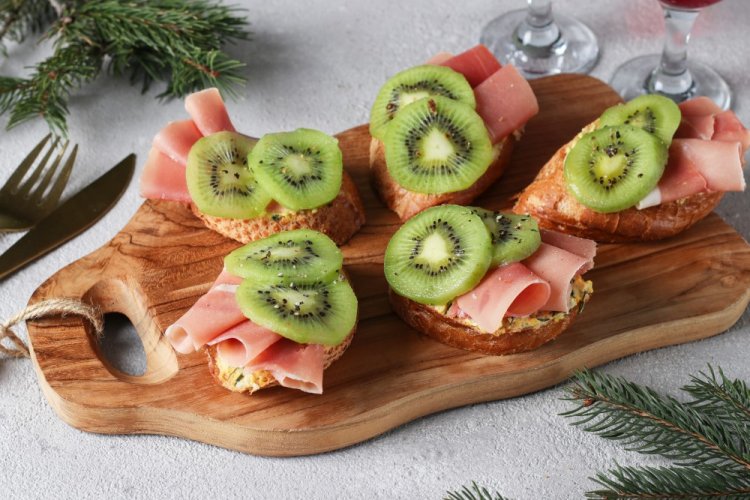 Брускетты с хамоном и киви