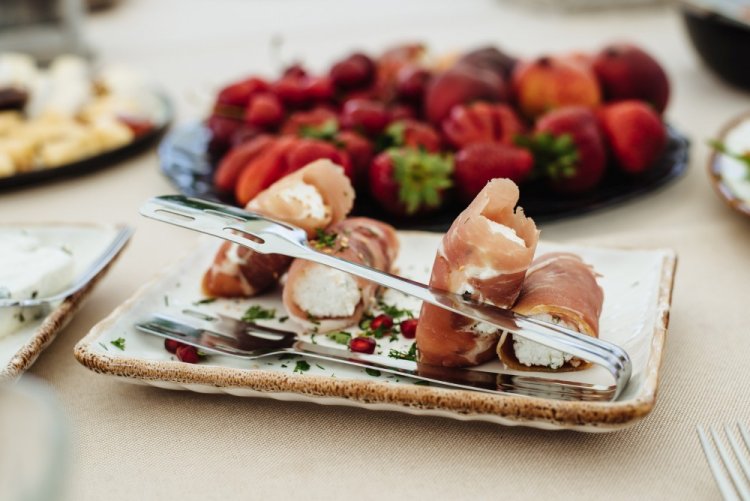 Рулетики с хамоном, творогом и сыром