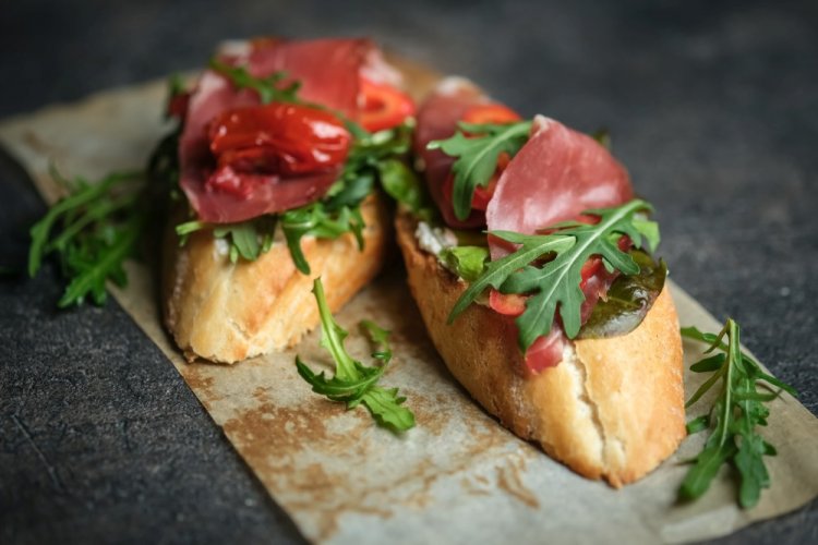Брускетты с хамоном и вялеными помидорами