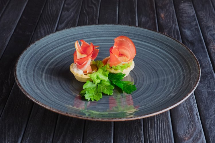 Тарталетки с рикоттой и хамоном