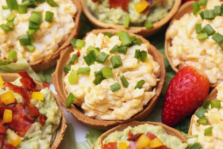 Тарталетки с авокадо, яйцом и рикоттой