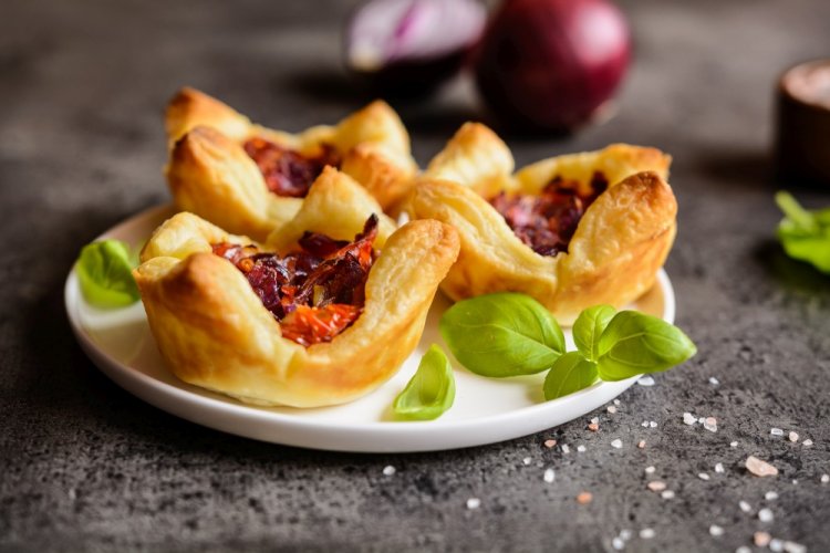 Тарталетки с вялеными помидорами и рикоттой