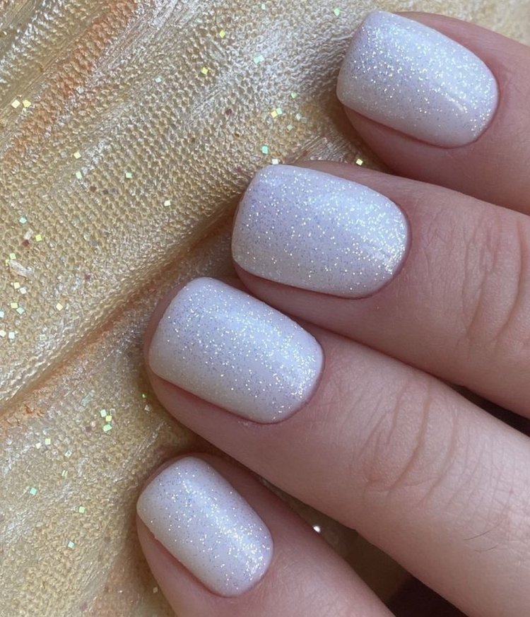 Маникюр «Белый снегопад»