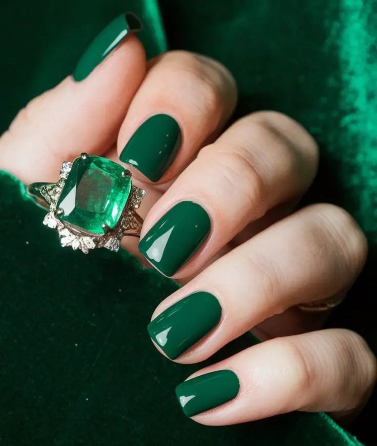 Хвойный зеленый маникюр