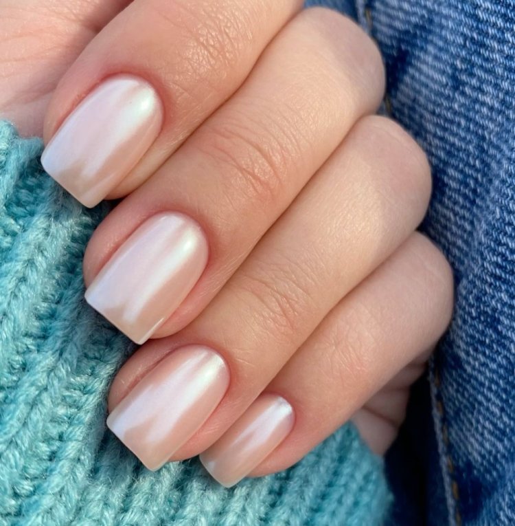 Нюдовый маникюр с сиянием