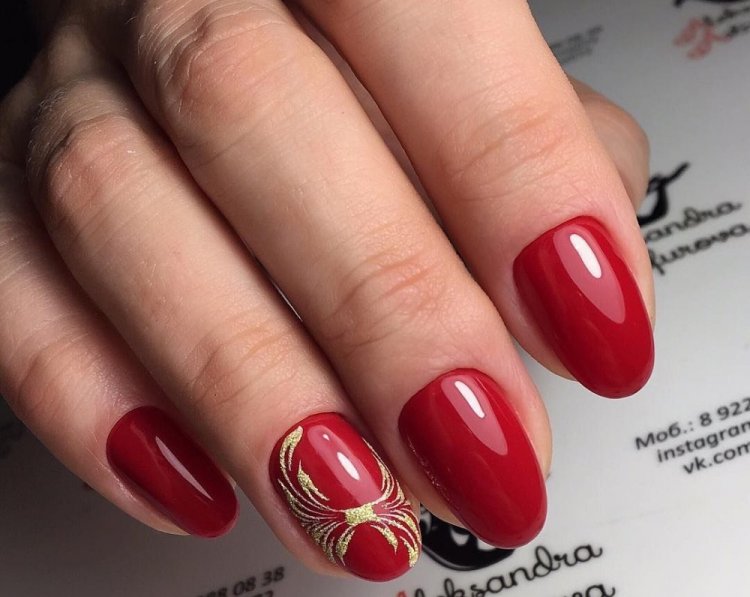 Красный с золотыми акцентами