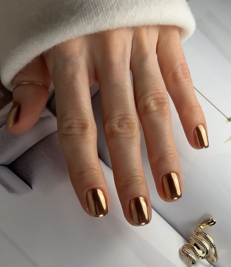 Золотая втирка на короткие ногти