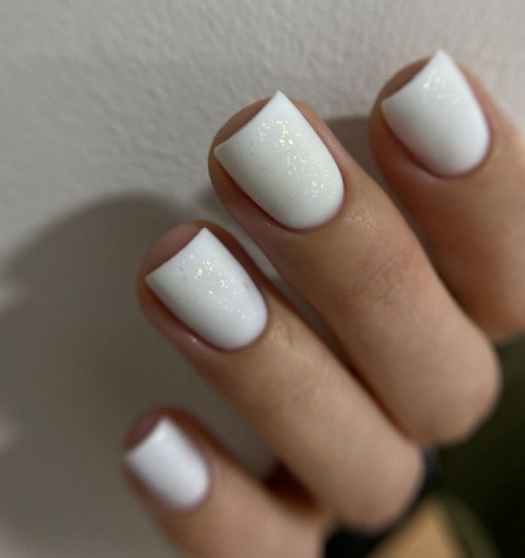 Белый матовый маникюр с блестящим акцентом