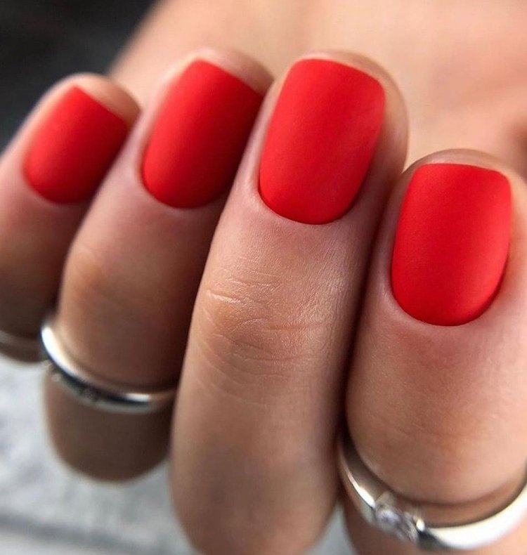 Красный маникюр с матовым финишем