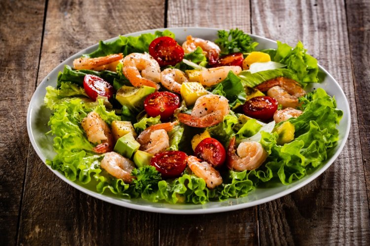 Салат с креветками, мидиями и перепелиными яйцами