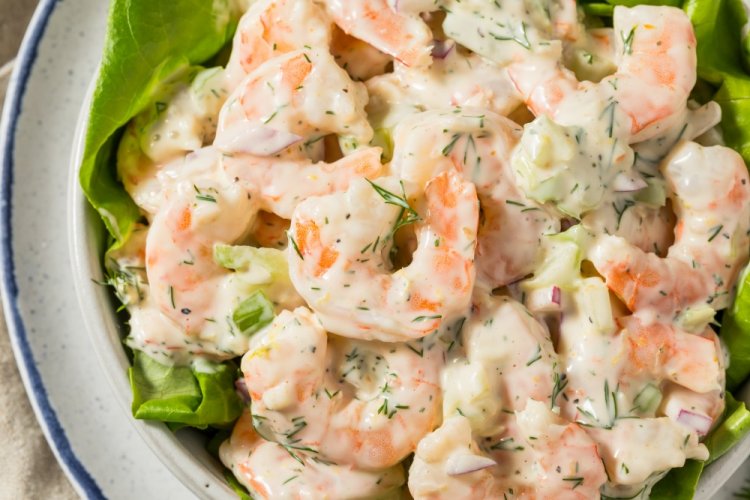 Салат с кукурузой, креветками и мидиями