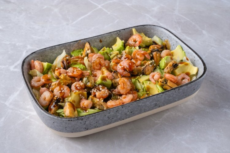 Салат с авокадо, мидиями и креветками