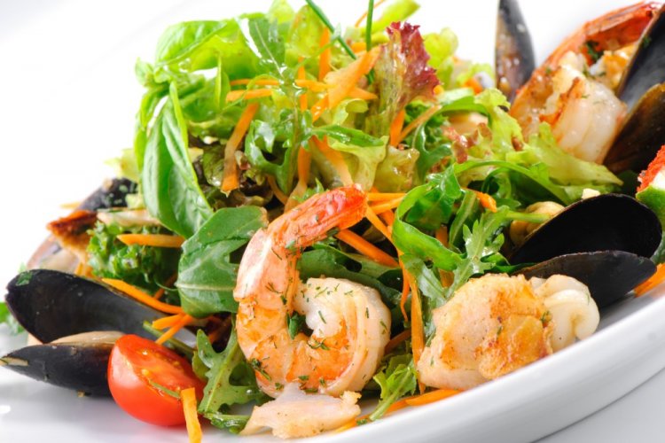 Салат с креветками, мидиями и морковью