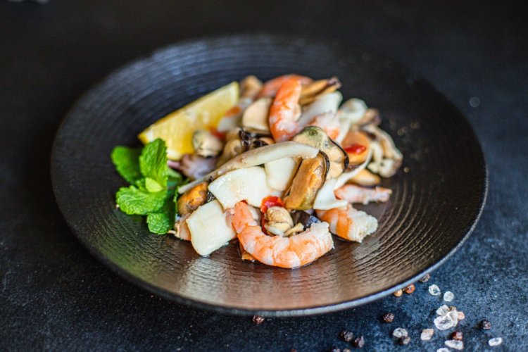 Салат с мидиями, креветками и красной икрой