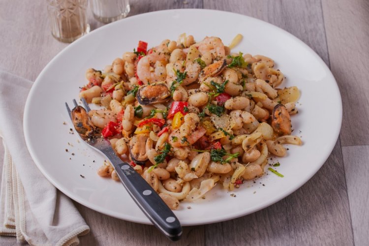 Салат с креветками, мидиями и фасолью