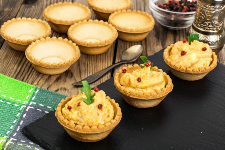 Тарталетки с мясом криля, яйцами и сыром