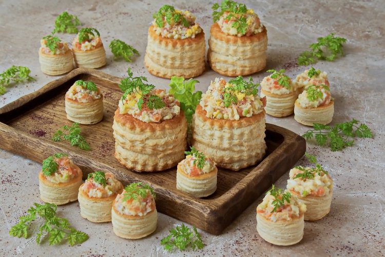 Тарталетки с мясом криля и солеными огурцами