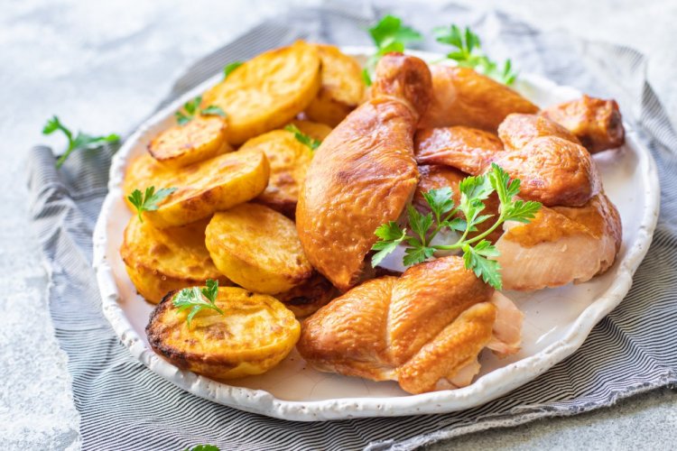 Картошка с луком и курицей в аэрогриле