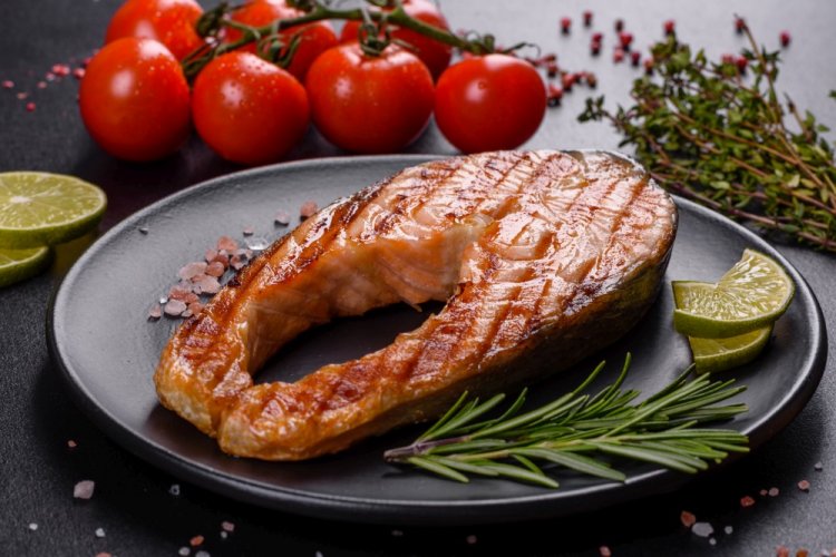 Стейки из лосося с луком в аэрогриле