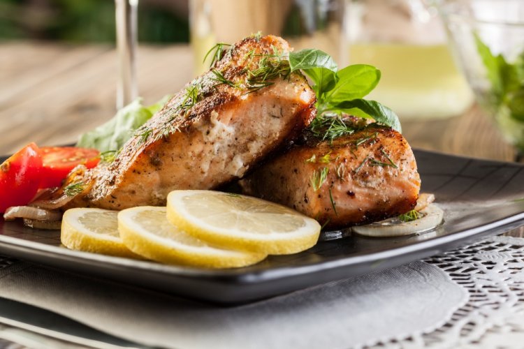 Стейки лосося в белом вине в аэрогриле