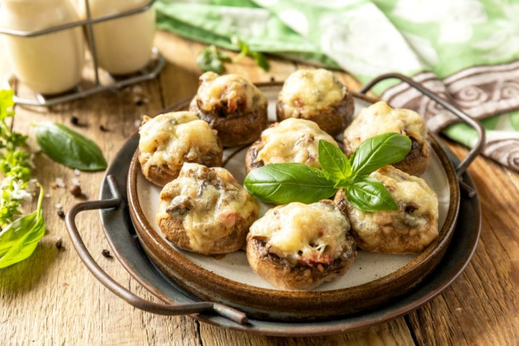 Шампиньоны, фаршированные творогом и брынзой в аэрогриле