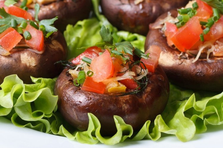 Фаршированные шампиньоны с овощами в аэрогриле