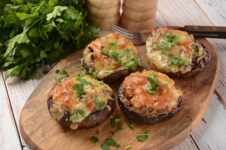 Шампиньоны, фаршированные ветчиной и сыром в аэрогриле