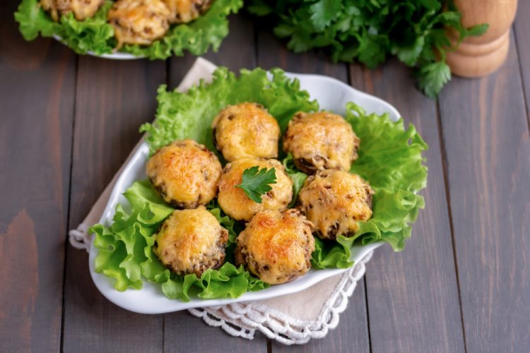 Шампиньоны, фаршированные мясным фаршем в аэрогриле